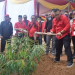 Ketua DPD PDIP Sumsel HM Giri Ramandha N Kiemas saat melakukan penanaman pohon, sebagai bentuk aksi penghijauan dari PDIP Sumsel (Dok. Humas PDIP Sumsel / Indodaily.co)