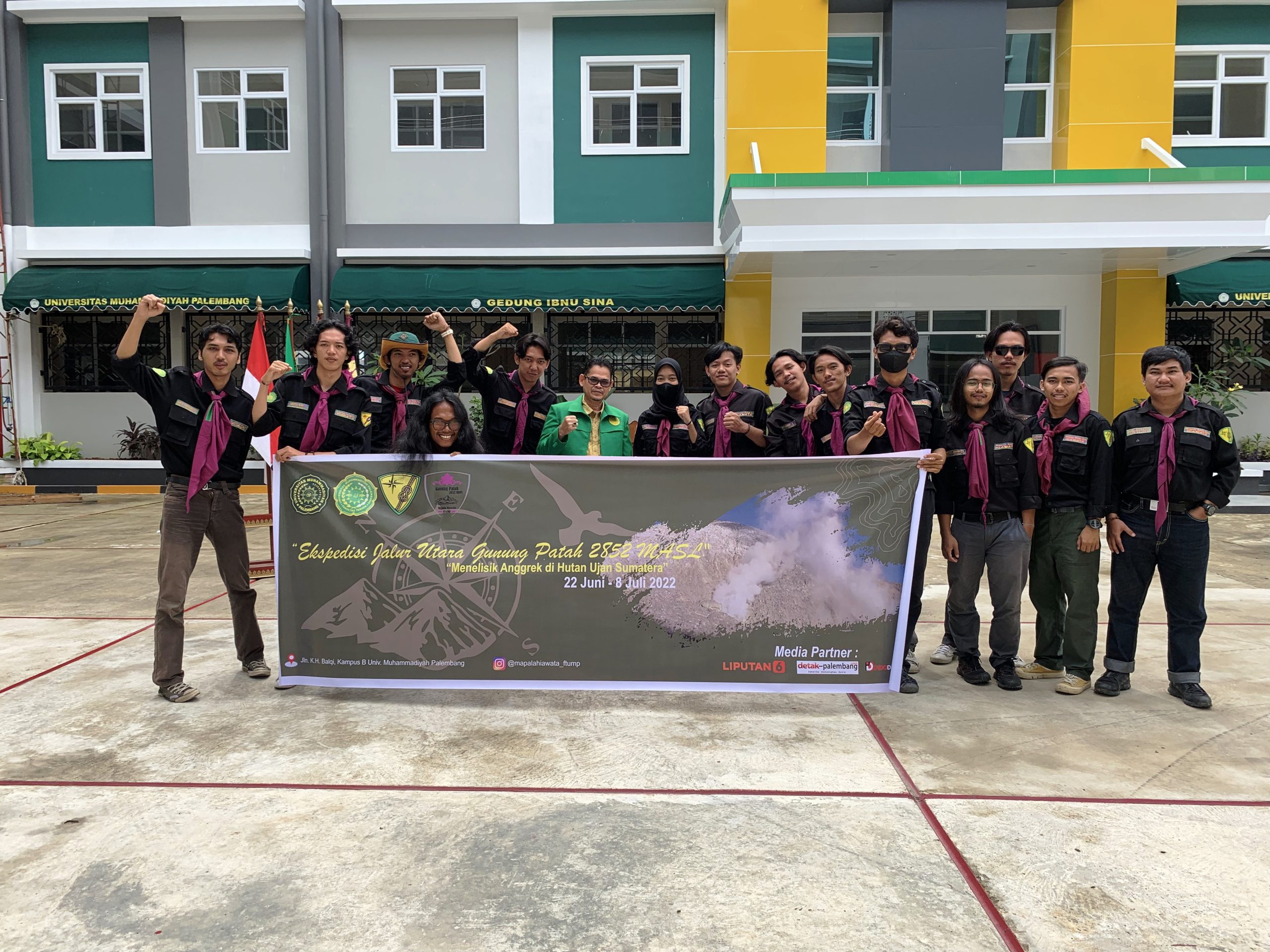 Anggota Mapala Hiawata UMP didampingi Wakil Dekan 2 FT UMP melepas keberangkatan tim Ekspedisi Jalur Utara Gunung Patah 2.582 MASL di Kampus B UMP (Dok. Humas Mapala Hiawata UMP / Indodaily.co)
