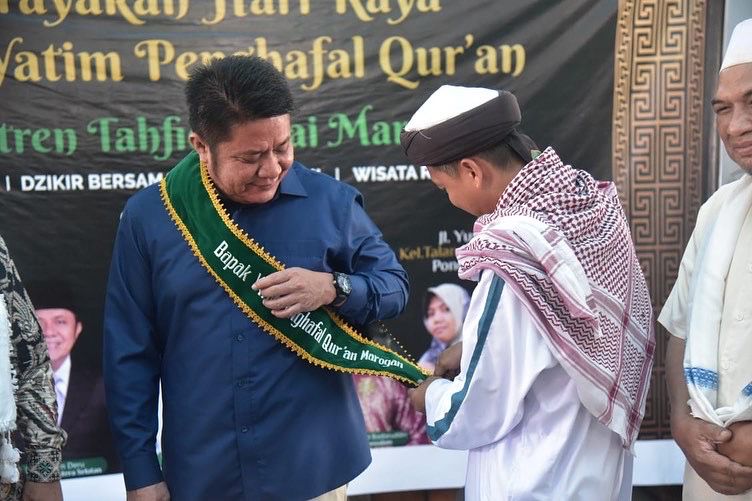 Penyematan Gubernur Sumsel sebagai Bapak Anak Yatim Penghafal Alquran Tahfidz Kiai Marogan (Dok. Humas Pemprov Sumsel / Indodaily.co)