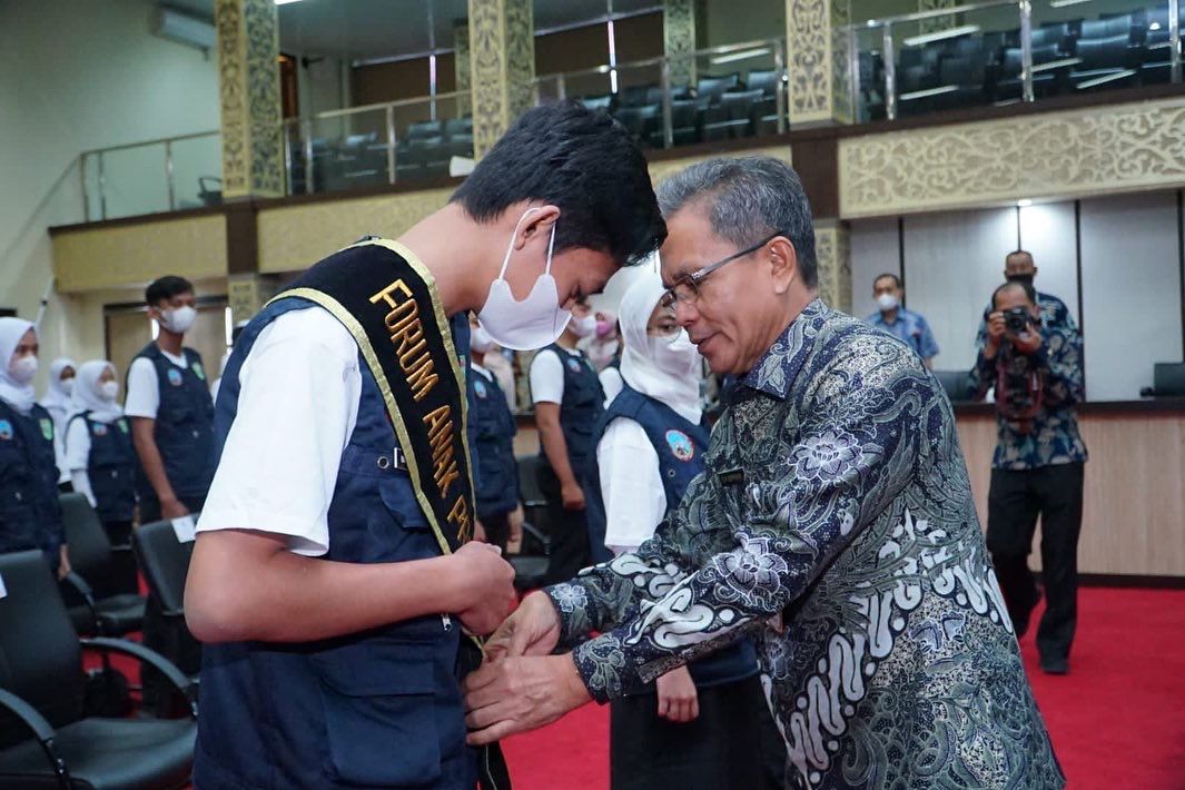 Sekda Sumsel mengukuhkan Pengurus Forum Anak Provinsi Sumsel Periode 2021-2023 (Dok. Humas Pemprov Sumsel / Indodaily.co)