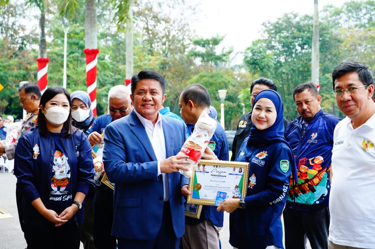 Gubernur Sumsel Herman Deru menerima penghargaan Rekor Muri (Dok. Humas Pemprov Sumsel / Indodaily.co)