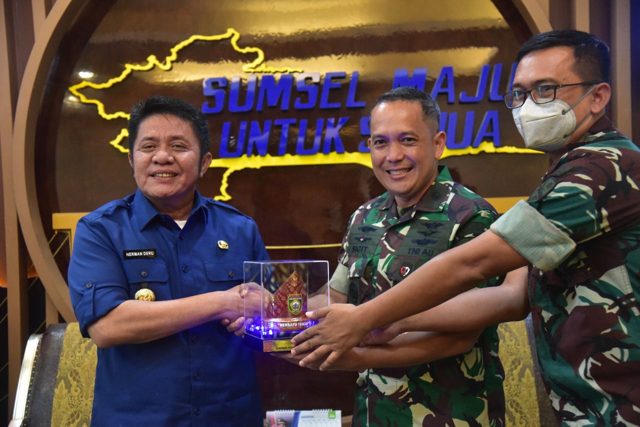 Gubernur Sumsel H Herman Deru menerima audiensi Komandan Pangkalan Udara (Danlanud) Sri Mulyono Herlambang (SMH) Palembang Kolonel Pnb Sigit Gatot Prasetyo (Dok. Humas Pemprov Sumsel / Indodaily.co)