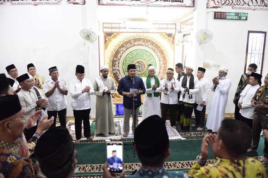 Gubernur Sumsel saat melaksanakan safari jumat sekaligus meresmikan Masjid At-Taufik Jalan Tanjung Barangan Seokarno Hatta Palembang (Dok. Humas Pemprov Sumsel / Indodaily.co)