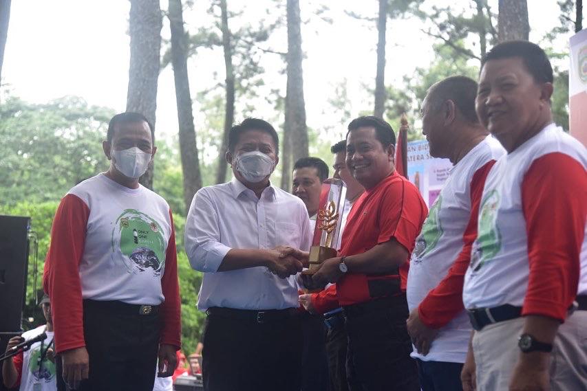 Gubernur Sumsel Herman Deru memberikan penghargaan ke penggiat lingkungan (Dok. Humas Pemprov Sumsel / Indodaily.co)