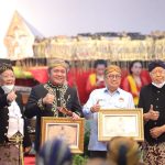 Gubernur Sumsel Herman Deru menerima Penghargaan Wali Pusat Pujasuma (Dok. Humas Pemprov Sumsel / Indodaily.co)