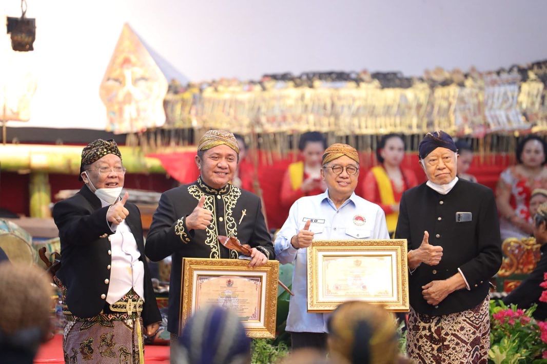 Gubernur Sumsel Herman Deru menerima Penghargaan Wali Pusat Pujasuma (Dok. Humas Pemprov Sumsel / Indodaily.co)