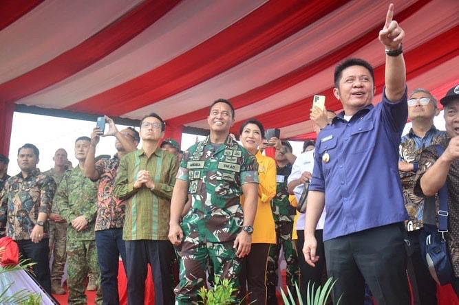 Gubernur Sumsel mendampingi Panglima TNI Andika Perkasa, saat pembukaan Latihan Gabungan Bersama (Latgabma) Super Garuda Shield 2022 di Lapangan Widya Daya Yudha Puslapur Kodiklat Kabupaten OKU Timur (Dok. Humas Pemprov Sumsel / Indodaily.co)