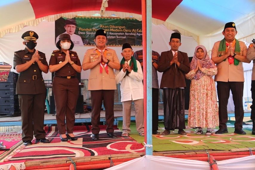Gubernur Sumsel Herman Deru saat hadir dalam peletakan batu pertama pembangunan Yayasan Pondok Pesantren (Ponpes) Modern Deru Al-Falah di OKU Selatan Sumsel (DOk. Humas Pemprov Sumsel)