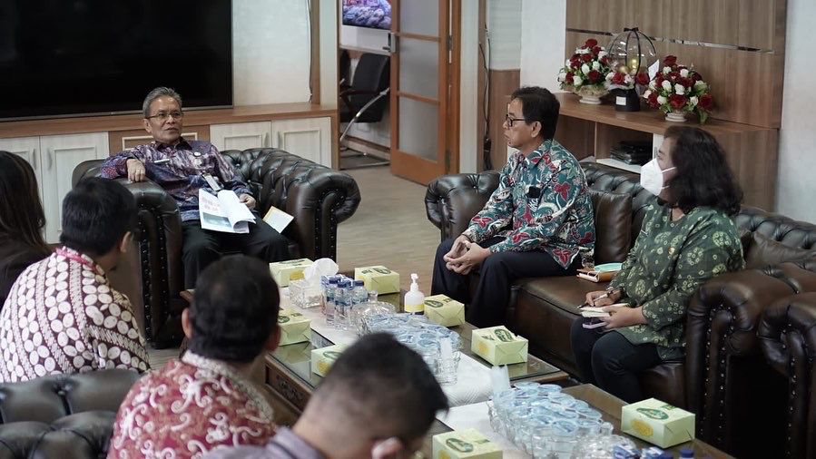 Sekda Sumsel Ir. S.A. Supriono saat berbincang-bincang dengan Paguyuban Sinar Mas Sumsel (Dok. Humas Pemprov Sumsel)