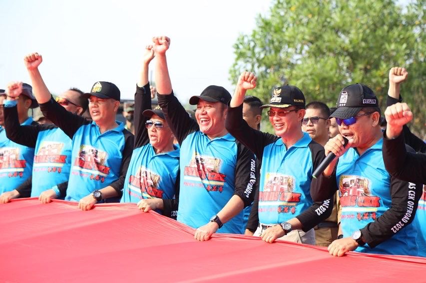 Gubernur Sumsel Herman Deru berfoto bersama di Areal Sirkui Offroad Lanud Palembang (Dok. Humas Pemprov Sumsel)