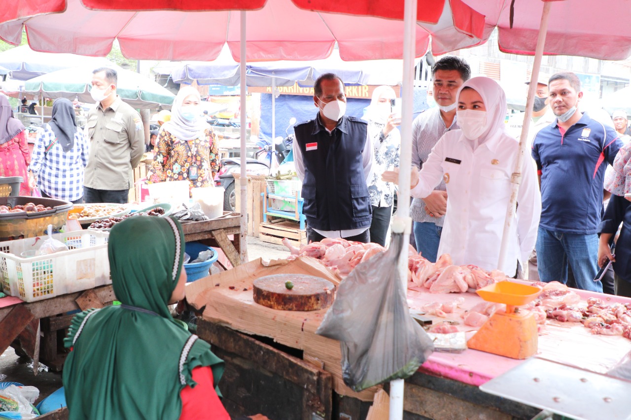 Wawako Palembang dan Kepala BPOM Palembang saat sidak ke pasar tradisional, Jumat (2/9)