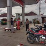Polisi dari Polrestabes Palembang melakukan pemantauan di salah satu SPBU di Palembang