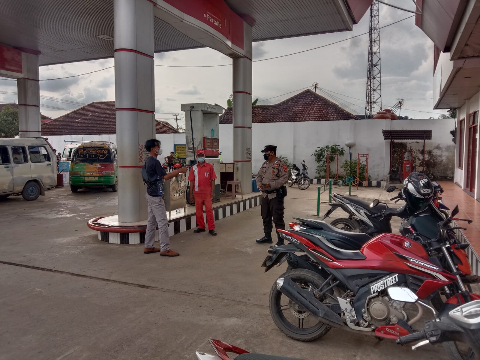Polisi dari Polrestabes Palembang melakukan pemantauan di salah satu SPBU di Palembang