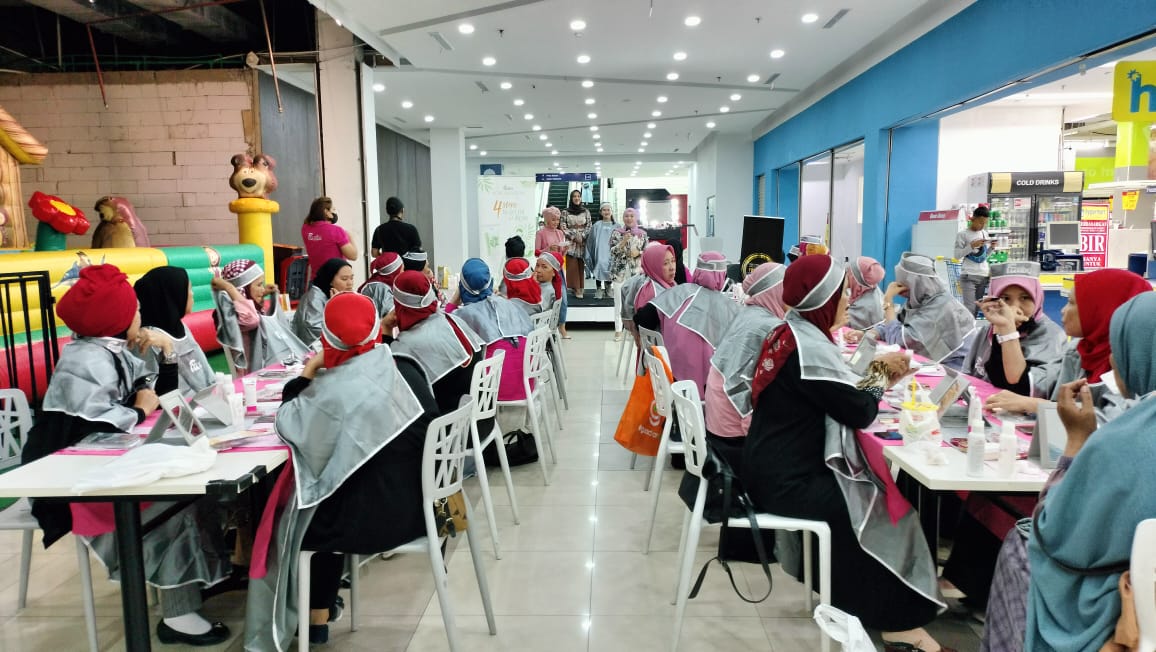 25 anggota The Ultimate Women Palembang saat mengikuti Beauty Class with Fanbo Cosmetics, Minggu (4/9)