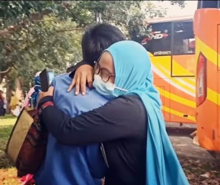 Soimah saat memeluk anaknya, Albar Mahdi, ketika akan berangkat dari Palembang menuju Pondok Modern Darussalam Gontor Ponorogo Jatim (Dok. Instagram @soimah_didi)