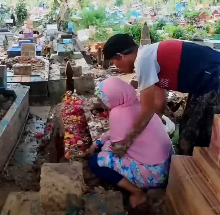 Soimah dan suaminya saat berada di pusara anaknya yang baru saja dimakamkan di TPU Sungai Selayur Palembang Sumsel (Dok. Instagram @soimah_didi)