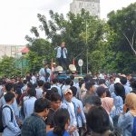 Aliansi Mahasiswa UIN Raden Fatah Palembang melakukan unjuk rasa di depan DPRD Provinsi Sumsel, Senin (5/9)