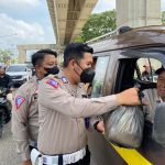 Polrestabes Palembang saat membagikan paket sembako kepada sopir angkot