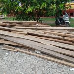 Hasil bongkaran berupa kusen kayu SMP CInta Manis, Desa Ketiau