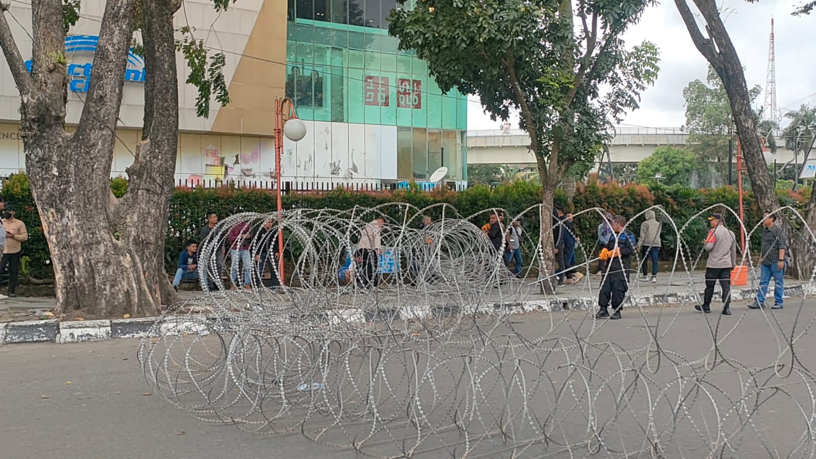 Kawat berduri dipasang di Jalan POM IX
