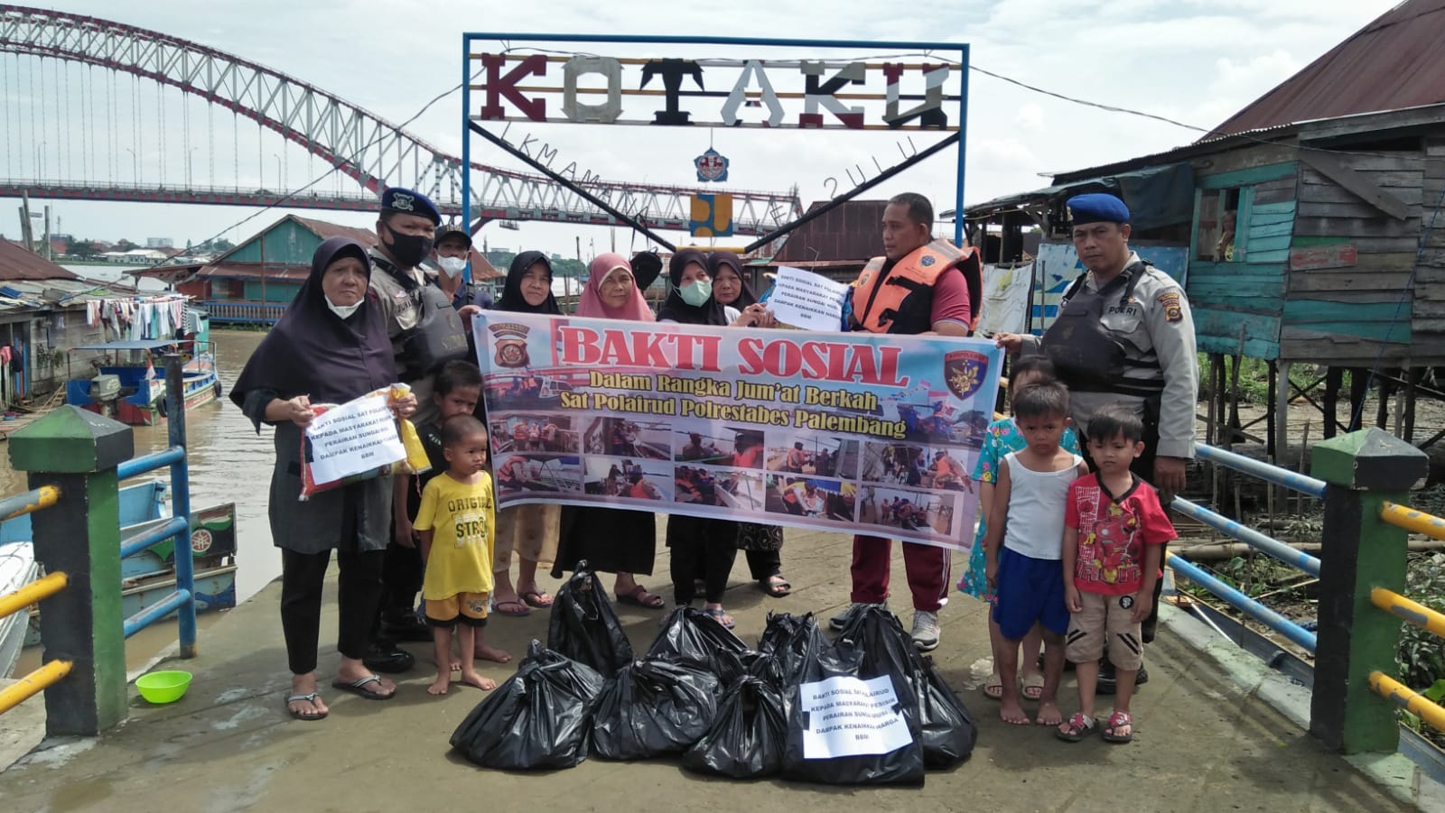 Bakti sosial Ditpolairud Polrestabes Palembang bagi warga terdampak kenaikan harga BBM