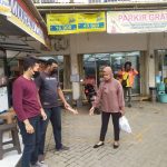 Olah TKP di depan swalayan lokasi hilangnya motor Desi, warga Jalan Muhajirin Lorok Pakjo