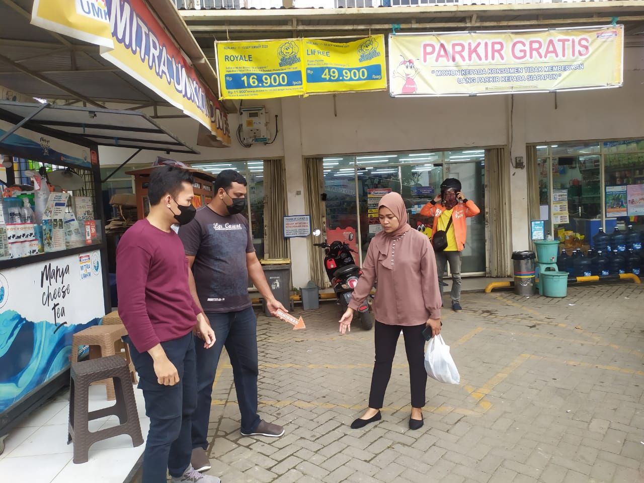 Olah TKP di depan swalayan lokasi hilangnya motor Desi, warga Jalan Muhajirin Lorok Pakjo