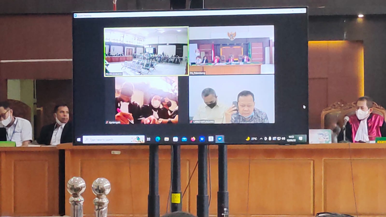 Suasana saat sidang putusan di Pengadilan negeri (PN) Palembang, Senin (12/9)