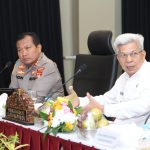 Kapolda Sumsel Irjen Pol Drs Toni Harmanto MH dan Wagub Sumsel, H Mawardi Yahya saat FGD di Gedung Mapolda Sumsel, Senin (12/9)