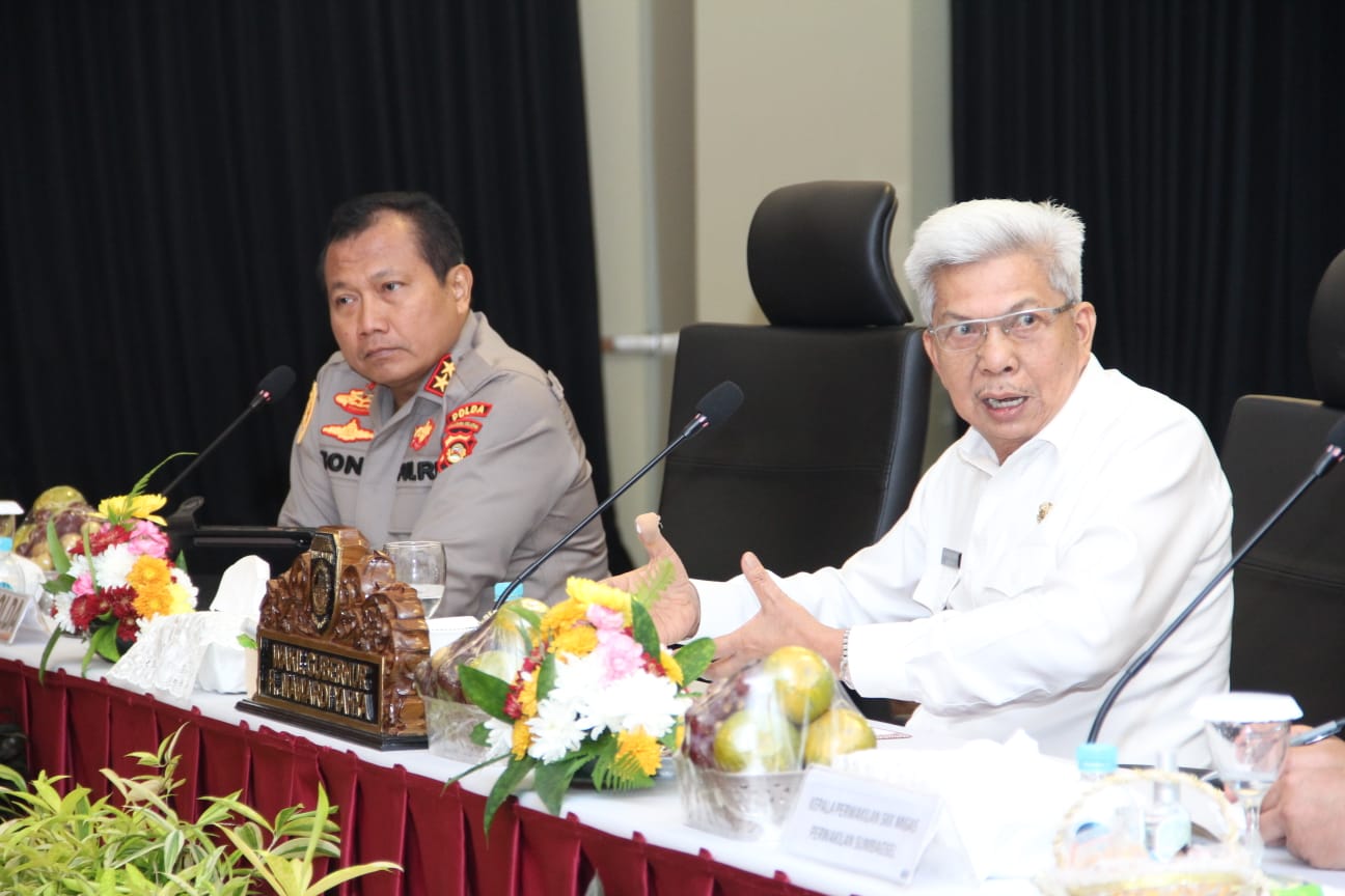 Kapolda Sumsel Irjen Pol Drs Toni Harmanto MH dan Wagub Sumsel, H Mawardi Yahya saat FGD di Gedung Mapolda Sumsel, Senin (12/9)