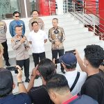 Wakapolda Sumsel, Brigjen Pol  Rudi Setiawan SIK SH MH saat konferensi pers, Selasa (13/9) di depan pintu lobi utama gedung presisi Polda Sumsel