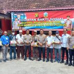 Pembagian ratusan beras kepada sopir angkot dan taksi di Mapolsek IT I Palembang, Rabu (14/9) Pembagian ratusan beras kepada sopir angkot dan taksi di Mapolsek IT I Palembang, Rabu (14/9)