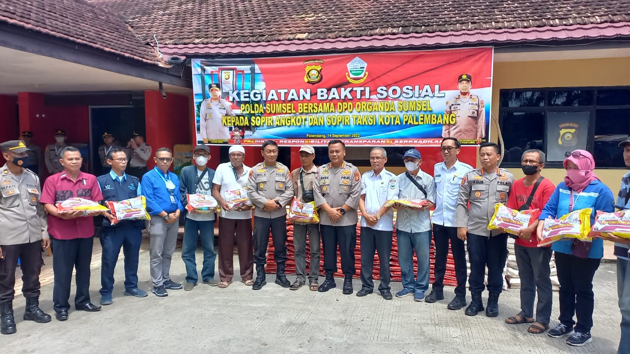 Pembagian ratusan beras kepada sopir angkot dan taksi di Mapolsek IT I Palembang, Rabu (14/9)