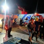 Petugas saat memadamkan api akibat kebakaran di Jl Aiptu Wahab, Lr Sukadamai I, Kelurahan Tuan Kentang, Kecamatan Jakabaring