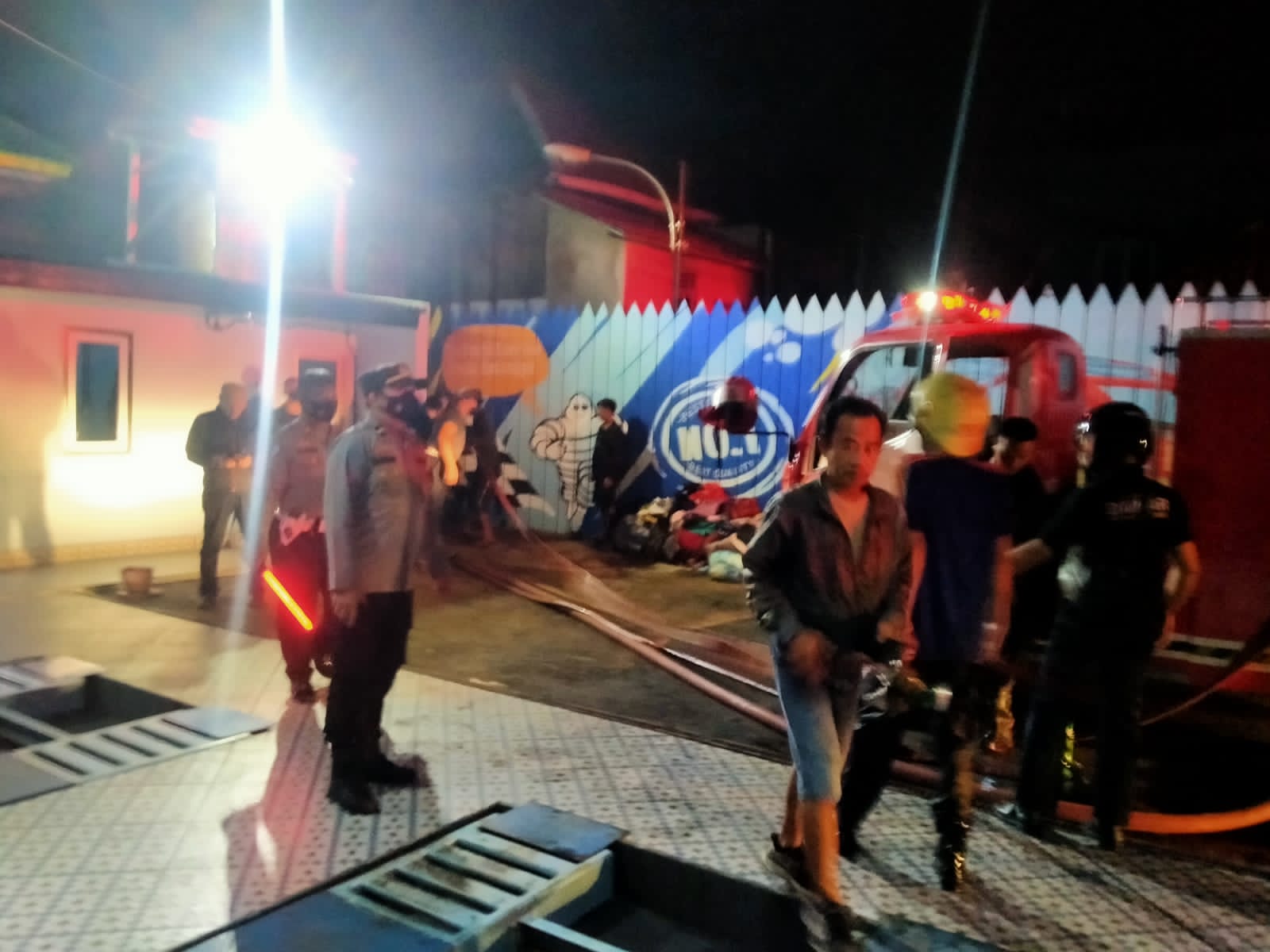 Petugas saat memadamkan api akibat kebakaran di Jl Aiptu Wahab, Lr Sukadamai I, Kelurahan Tuan Kentang, Kecamatan Jakabaring