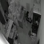 Aksi pria saat membobol toko kemplang di Jl KH Azhari terekam CCTV