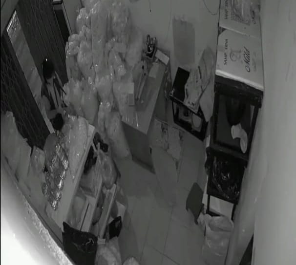 Aksi pria saat membobol toko kemplang di Jl KH Azhari terekam CCTV