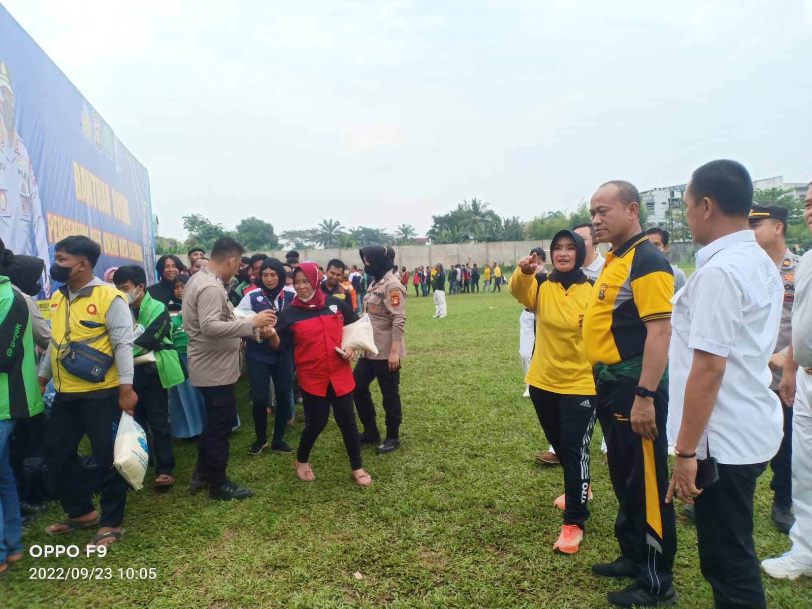 Ribuan ojok onlne (ojol) di Palembang menerima bantuan beras dan sembako, Jumat (23/9) pagi