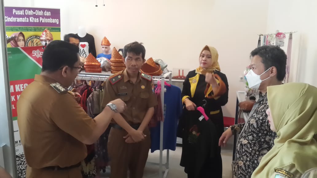 Pasar digital Pemkot Palembang di halaman kantor Kecamatan Sako