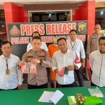 Kapolsek IT I Palembang, Kompol Ginanjar Alya Sukmana SIK M Si didampingi Kanit IPTU Muslim saat konferensi pers