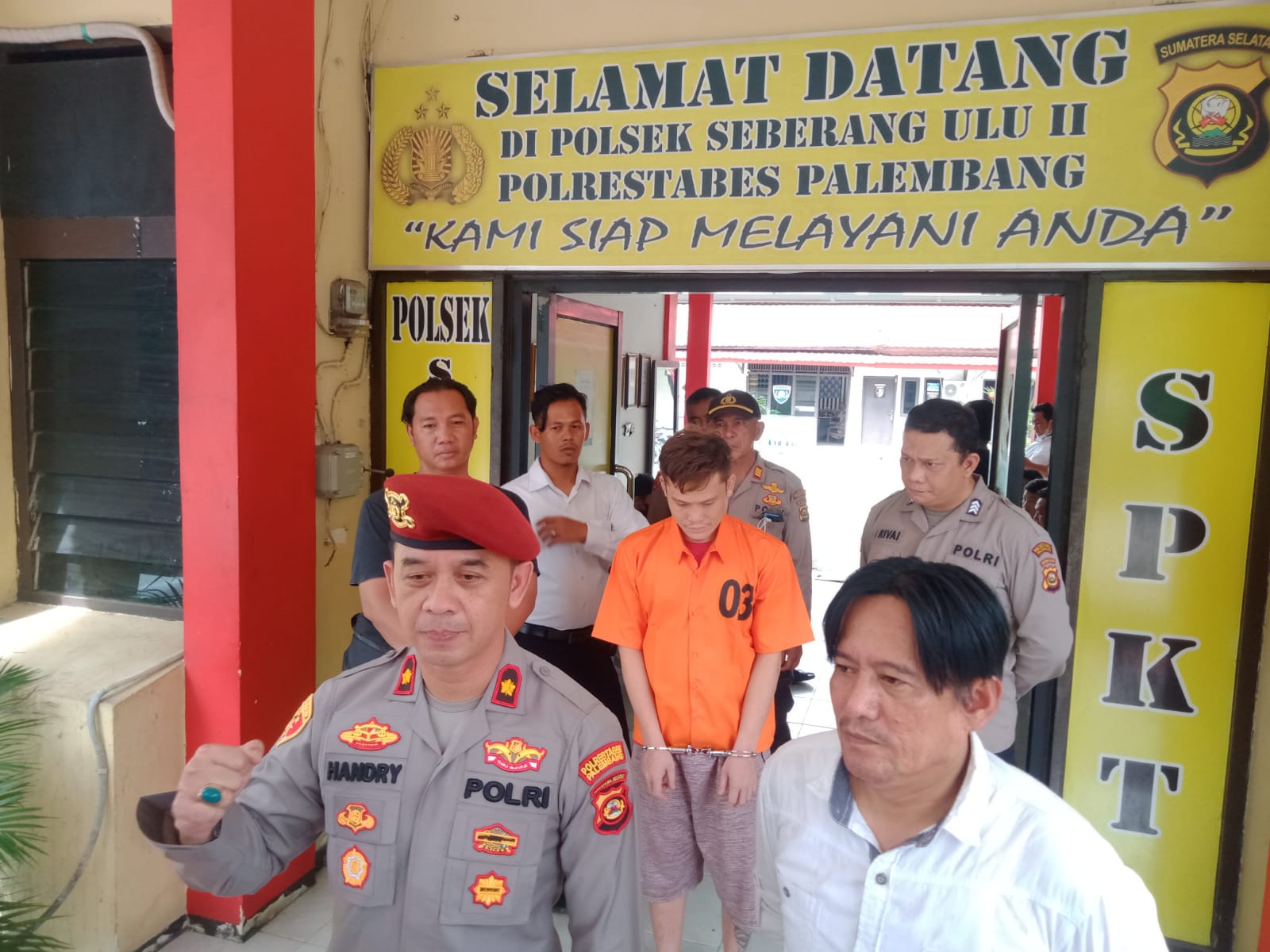 Unit Reskrim Polsek Seberang Ulu II Palembang mengamankan pelaku pencurian HP