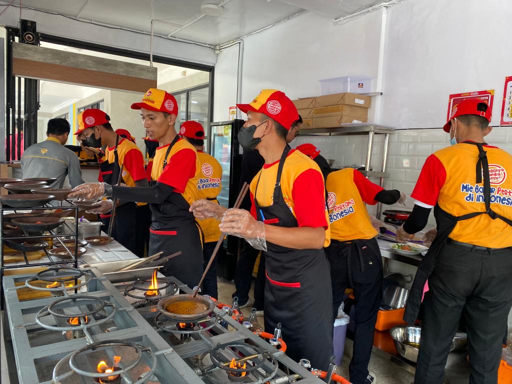 Karyawan Mie Bakar Kojo dan Ayam Geprek
