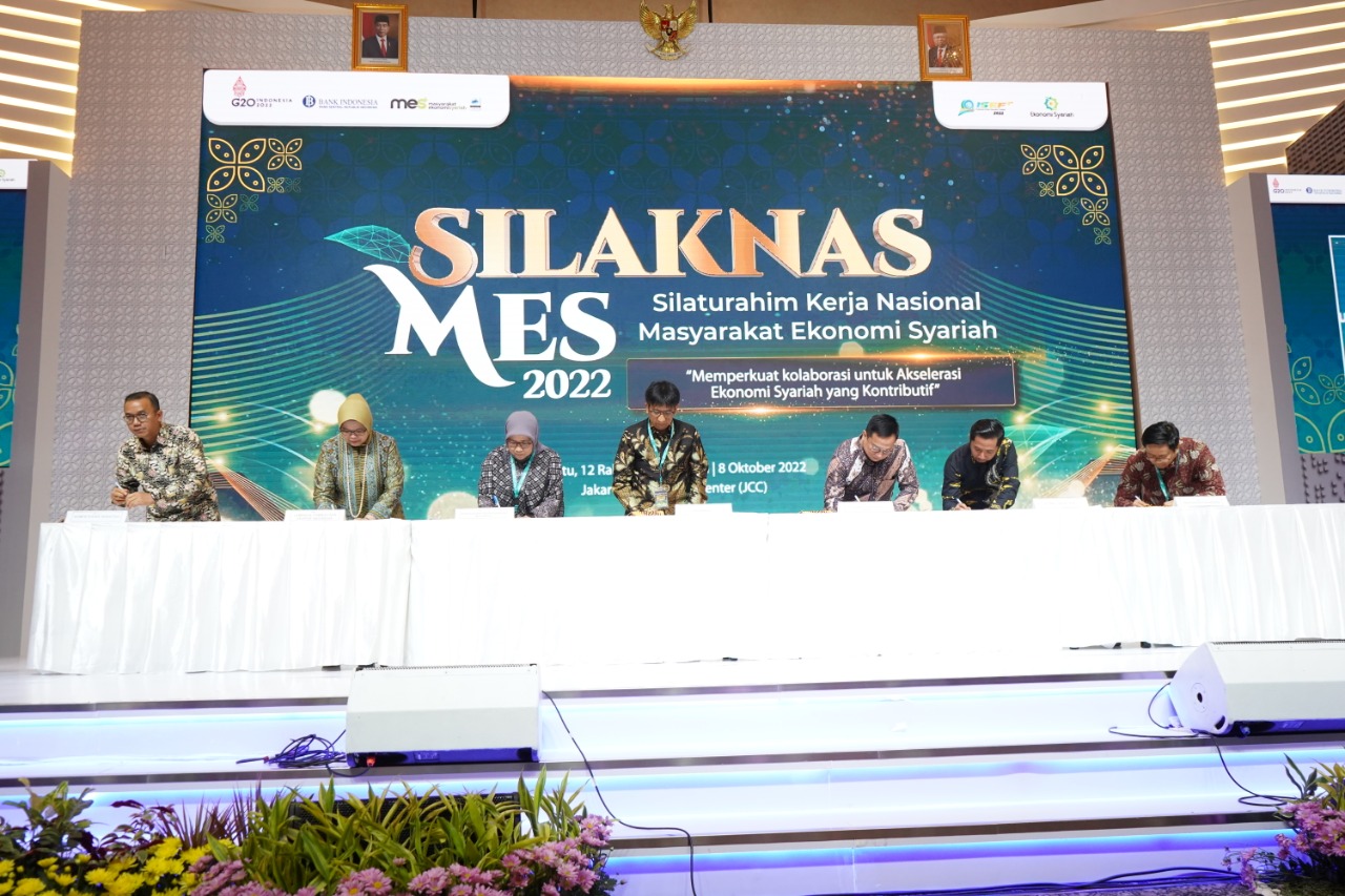 LPEI menandatangani Nota Kesepahaman dengan Masyarakat Ekonomi Syariah (MES), terkait pengembangan ekspor produk halal Indonesia dan Industri Keuangan Syariah (Dok. Humas LPEI / Indodaily.co)