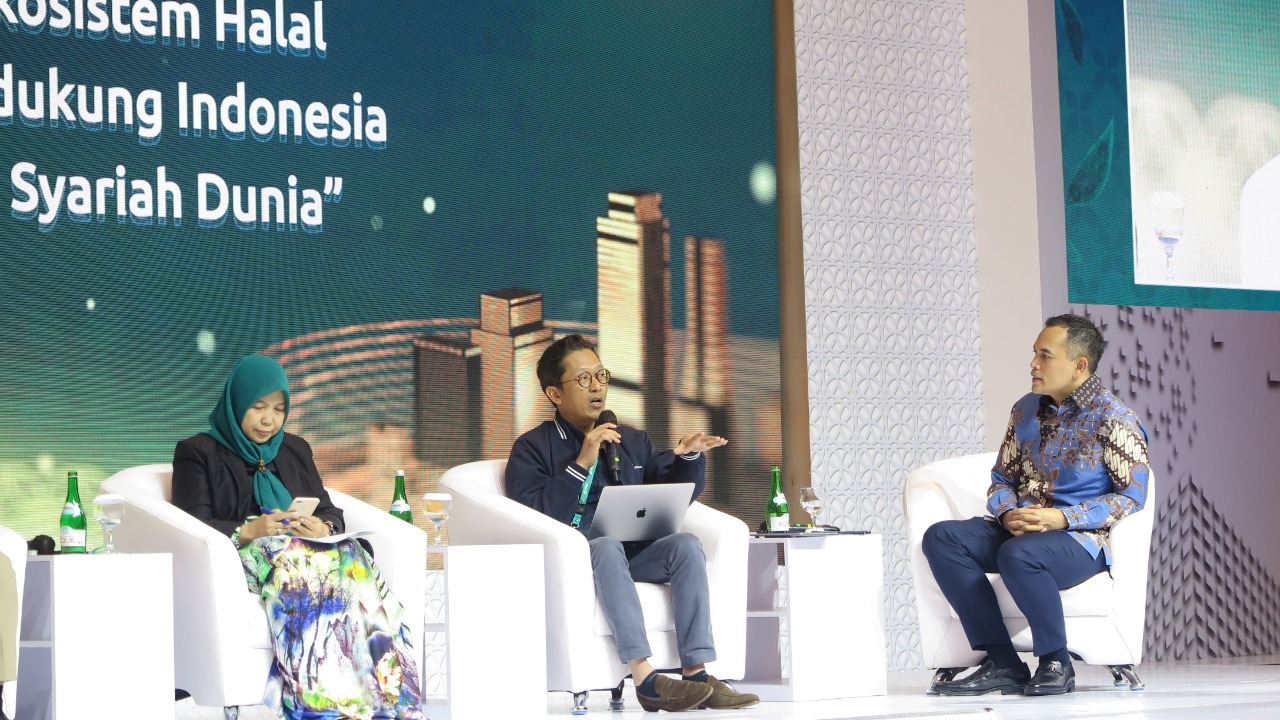 Diskusi di event 9th Indonesia Islamic Economic Forum (EIIF) dengan tema ‘Strategi Penguatan Ekosistem Halal Global Dalam Upaya Mendukung Indonesia Sebagai Pusat Ekonomi Syariah Dunia’ (Dok. Humas IIEF 2022 / Indodaily.co)