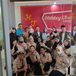 Direktur Utama Holiday Angkasa Wisata Dedi Suparman berfoto bersama karyawan saat perayaan ultah ke-36, Selasa (18/10/2022)
