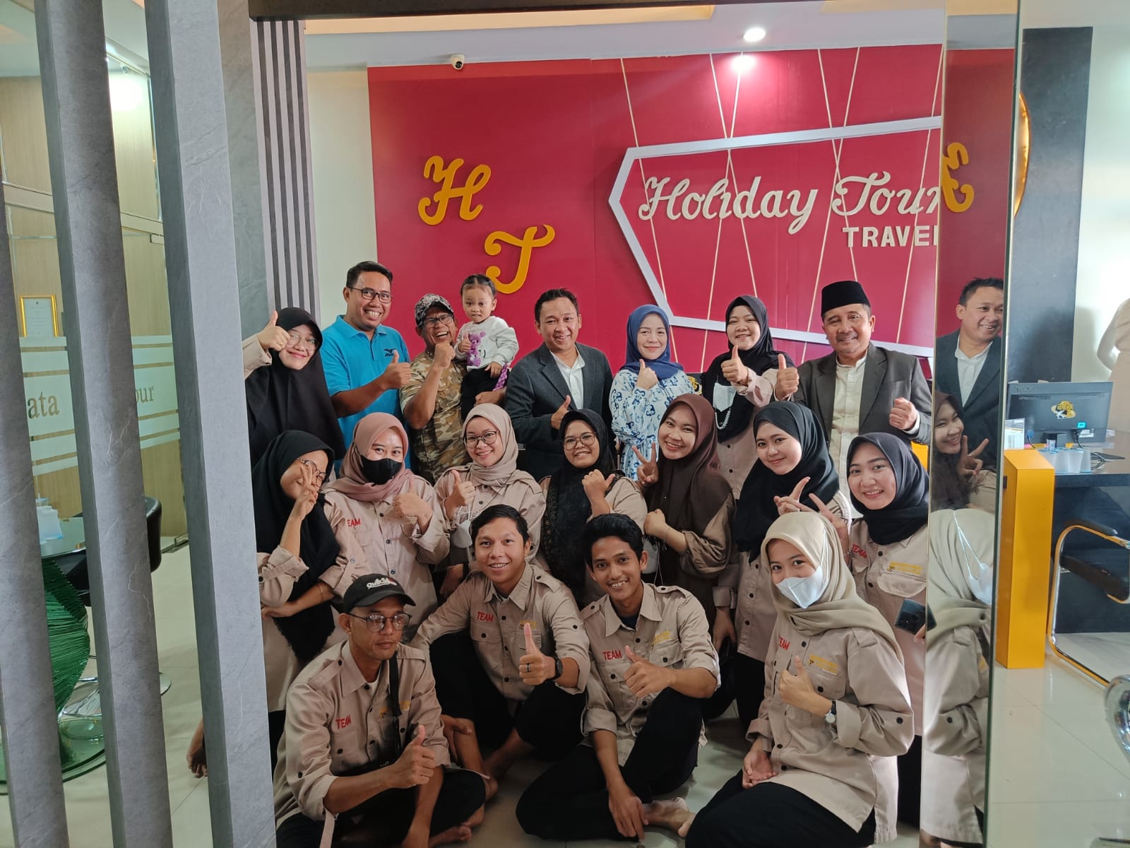Direktur Utama Holiday Angkasa Wisata Dedi Suparman berfoto bersama karyawan saat perayaan ultah ke-36, Selasa (18/10/2022)
