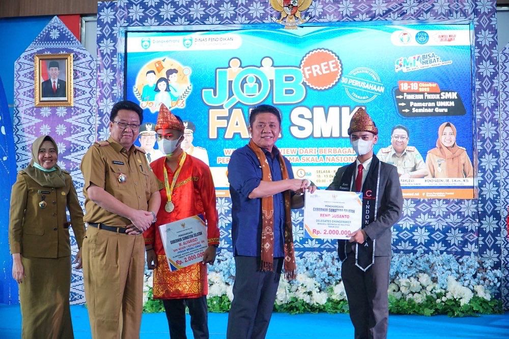 Gubernur Sumsell Herman Deru bersama Kadisdik Provinsi Sumsel Riza Fahlvei saat menghadiri Forum Bursa Kerja Khusus (FBKK) Provinsi Sumsel