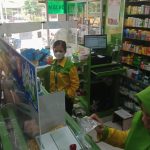 Polrestabes Palembang saat mengecek apotek di Palembang terkait beredarnya obat sirup mengandung zat berbahaya