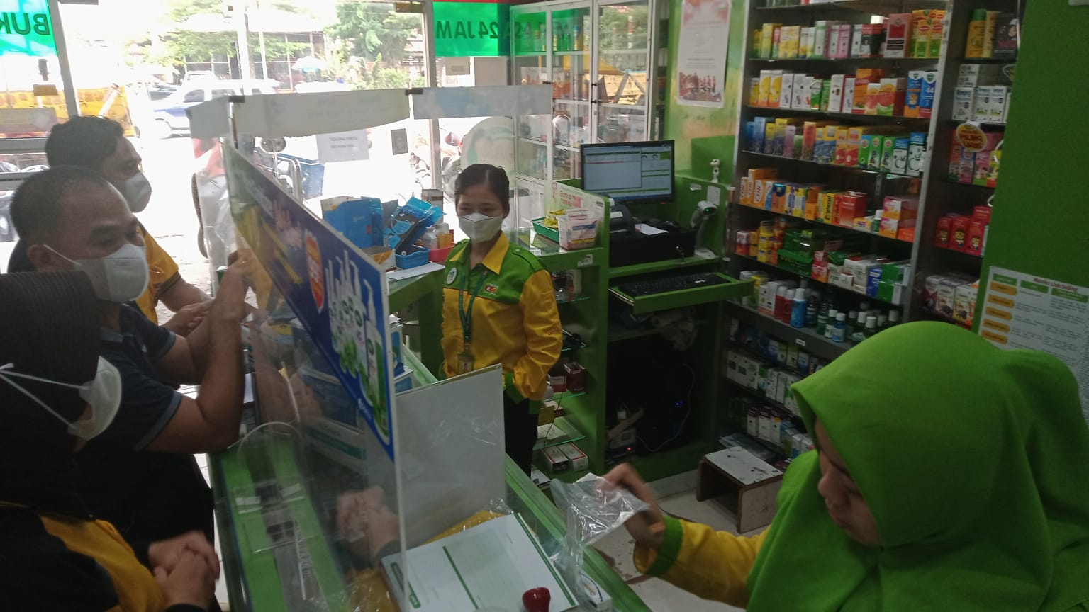 Polrestabes Palembang saat mengecek apotek di Palembang terkait beredarnya obat sirup mengandung zat berbahaya