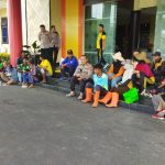 Kapolrestabes Palembang, Kombes Pol Mokhamad Ngajib, mengajak puluhan masyarakat dari pengemudi ojol dan tukang becak, sarapan pagi bersama